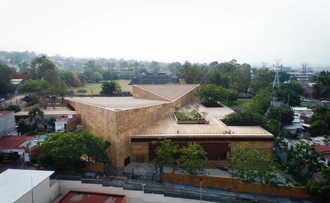 1642406471797069835.jpg 三角形主體平面周圍布置有各種輔助空間.jpg